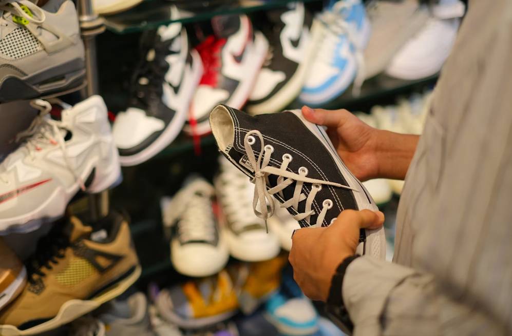 ilustrasi pria membeli sneakers