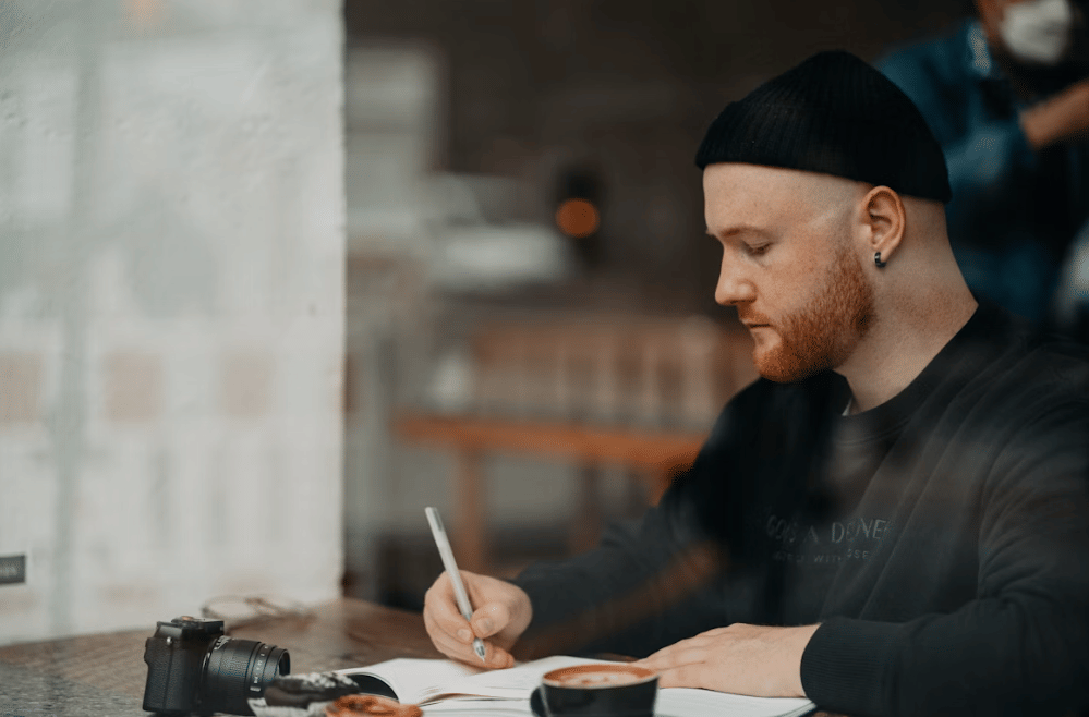 ilustrasi pria menulis jurnal