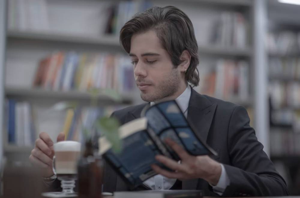 ilustrasi pria membaca buku (unsplash.com/Benyamin Bohlouli)