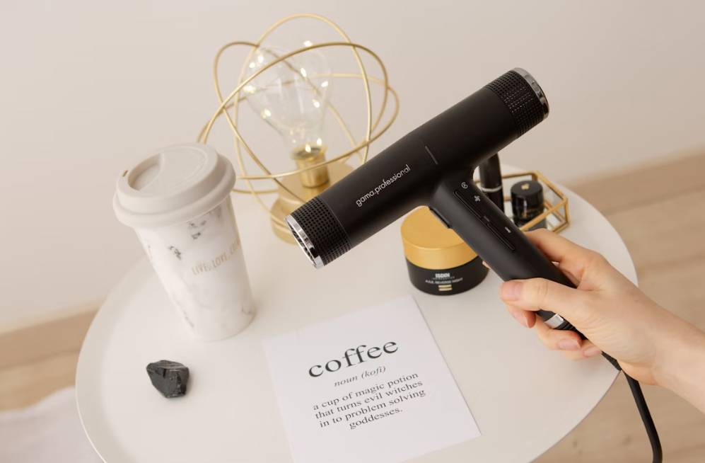 ilustrasi hair dryer (unsplash.com/Andrea Donato)
