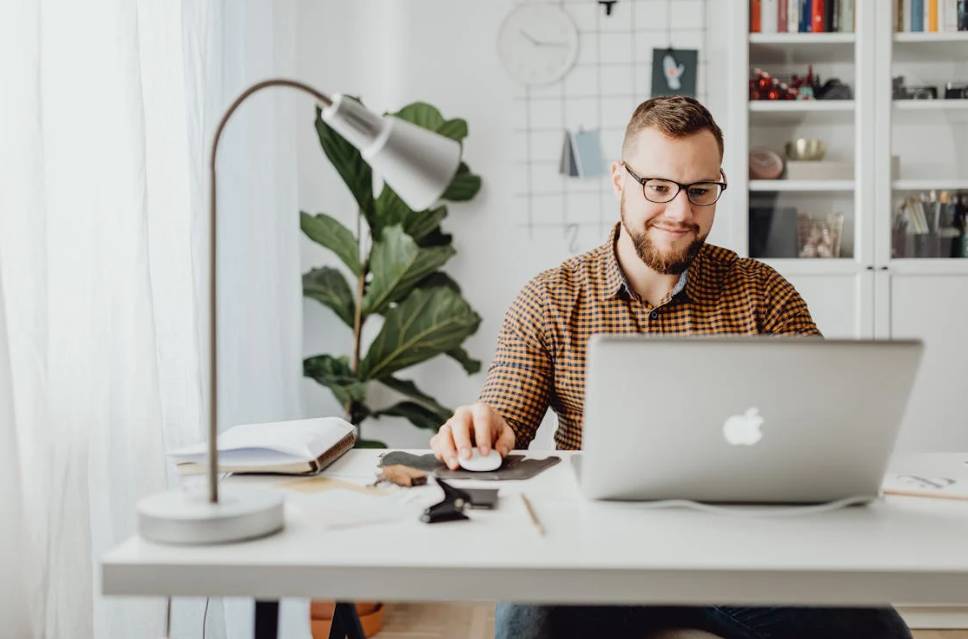 ilustrasi pria kerja remote (pexels.com/Photo By: Kaboompics.com)