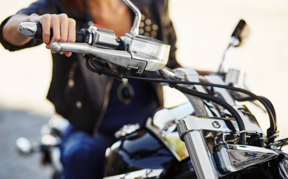 ilustrasi menyalakan motor (freepik.com/ArthurHidden)