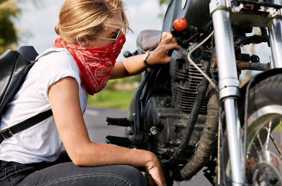 ilustrasi motor bermasalah (freepik.com/wayhomestudio)
