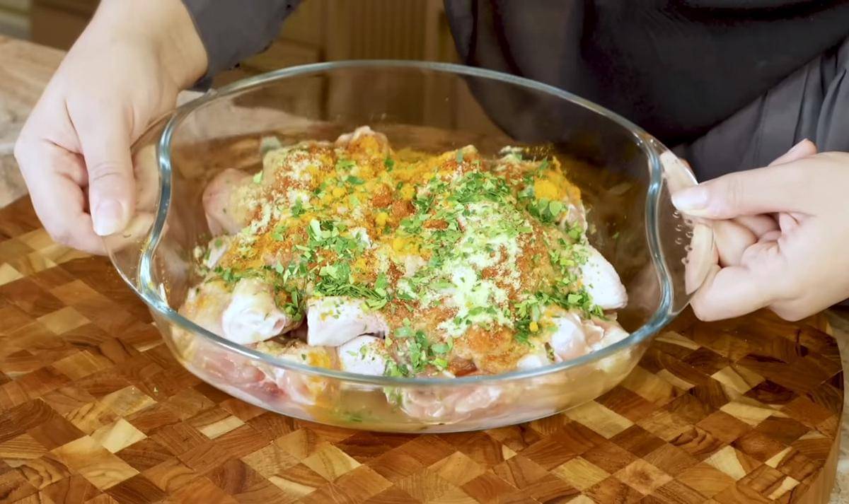 ilustrasi marinasi daging ayam 