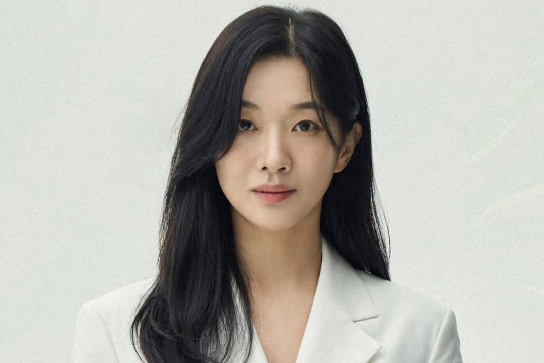 Jung Yoon Ha (instagram.com/kateyhjung)