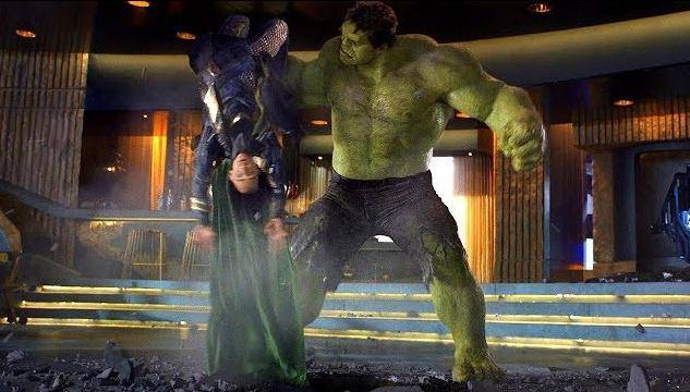 Hulk membanting Loki (dok. Walt Disney Studios Motion Pictures/The Avengers)