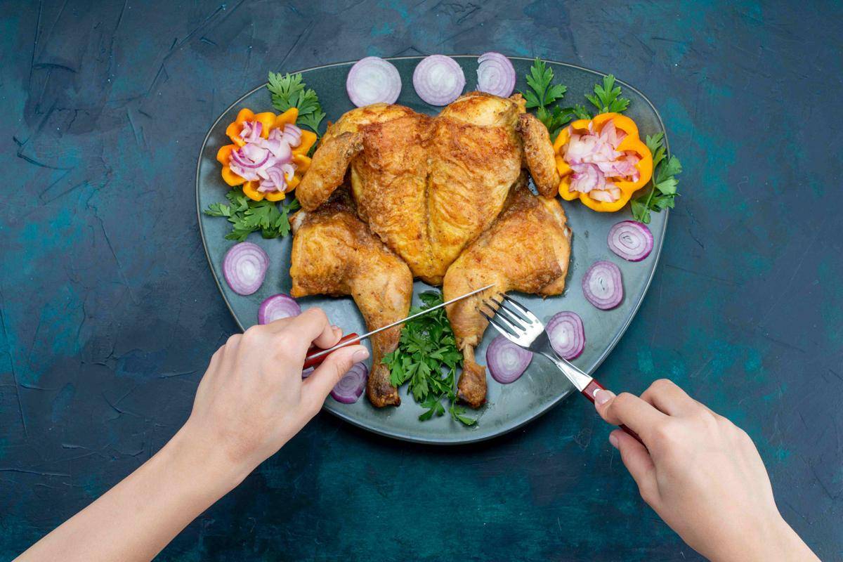 ilustrasi memasak ayam (freepik.com/KamranAydinov)