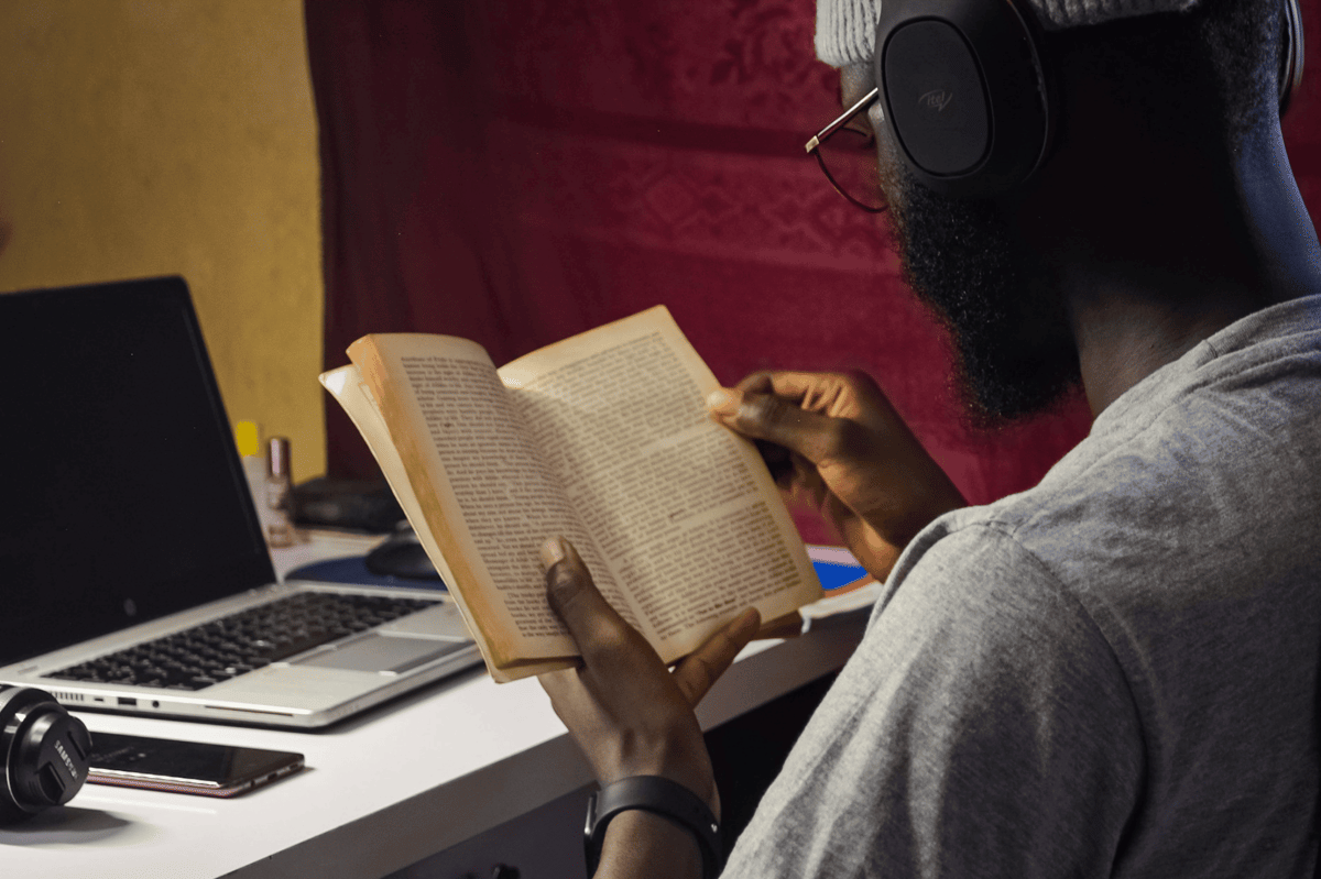 ilustrasi pria membaca buku (unsplash.com/Adeniji Abdullahi A)