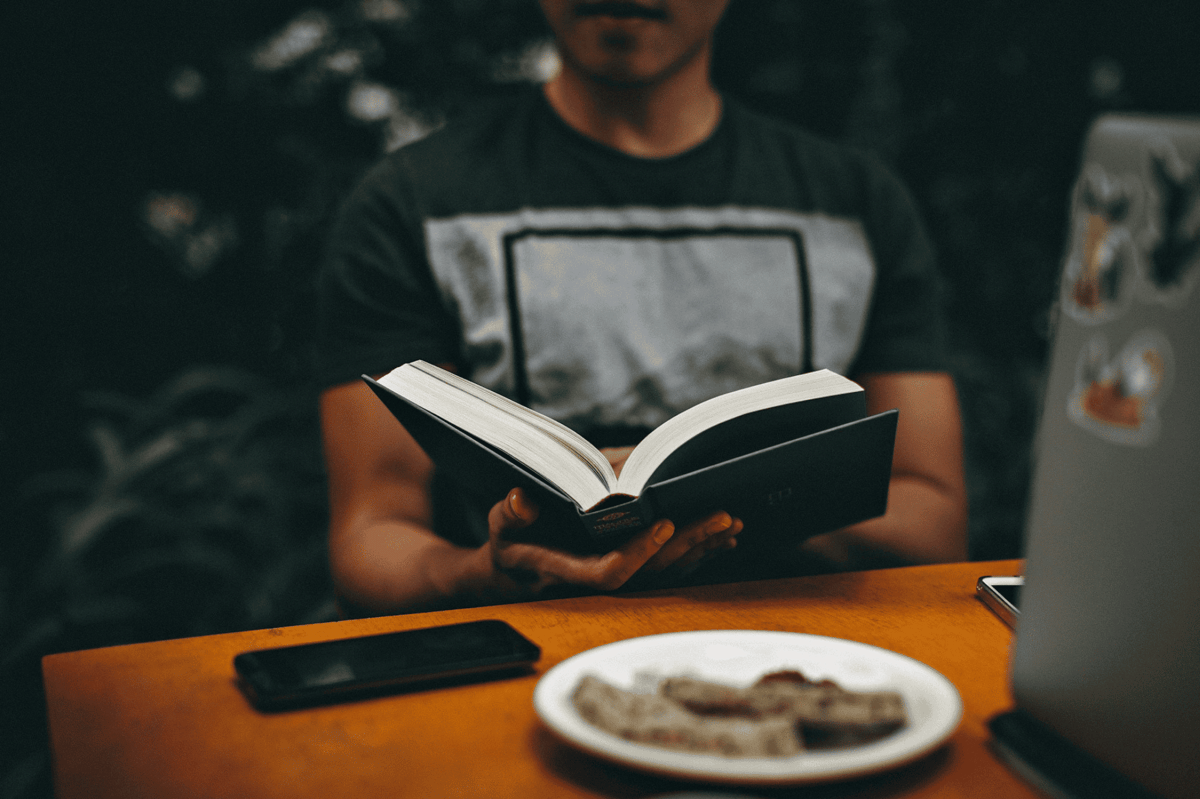 ilustrasi pria membaca buku (unsplash.com/Helena Lopes)