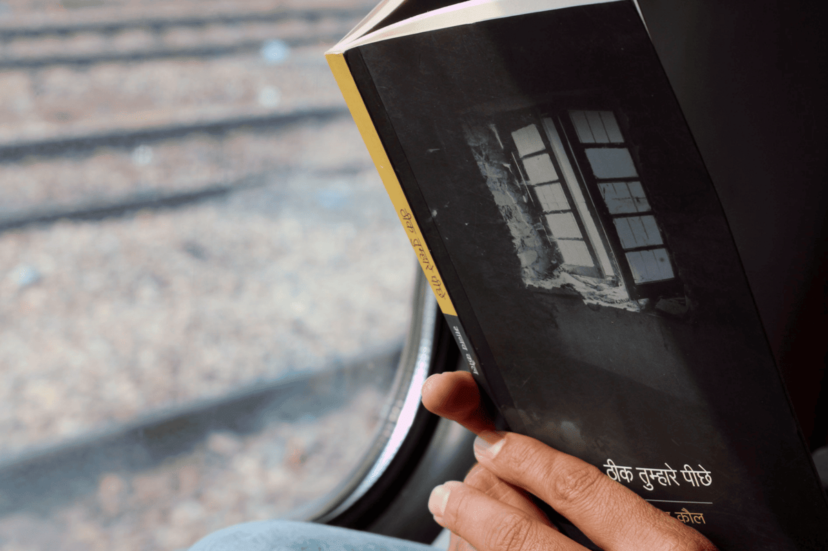 ilustrasi pria membaca buku (unsplash.com/Baatcheet Films)