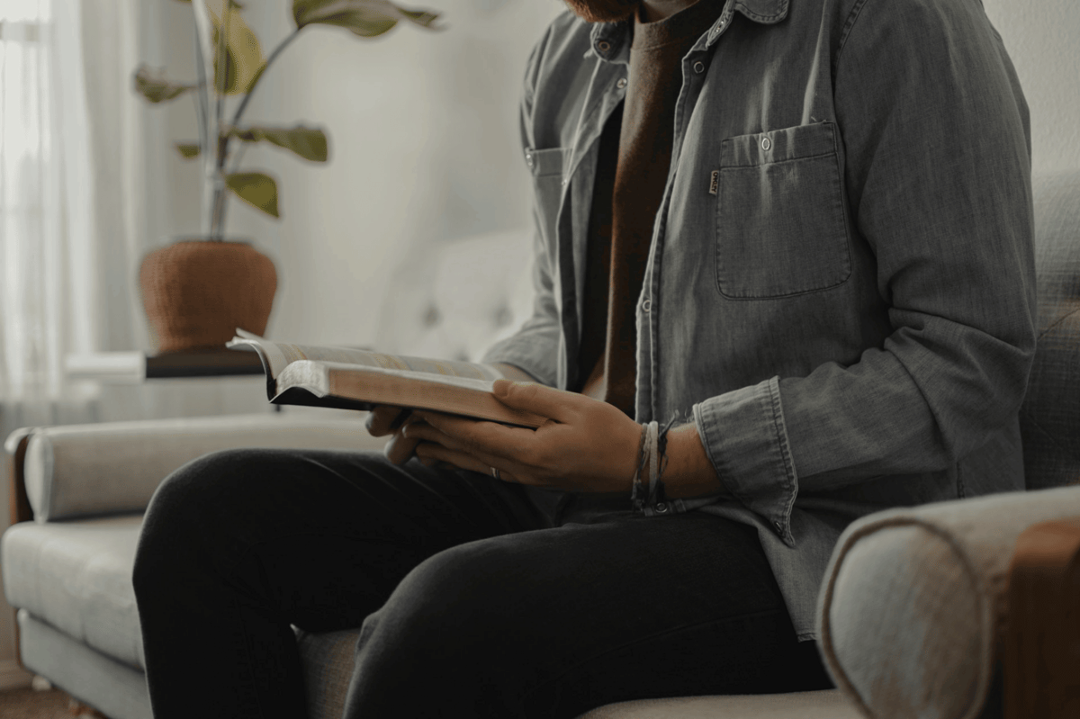 ilustrasi pria membaca buku (unsplash.com/pastoraaronowens)