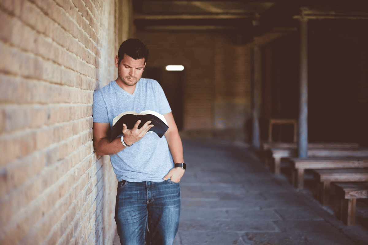 ilustrasi pria membaca buku (unsplash.com/Ben White)