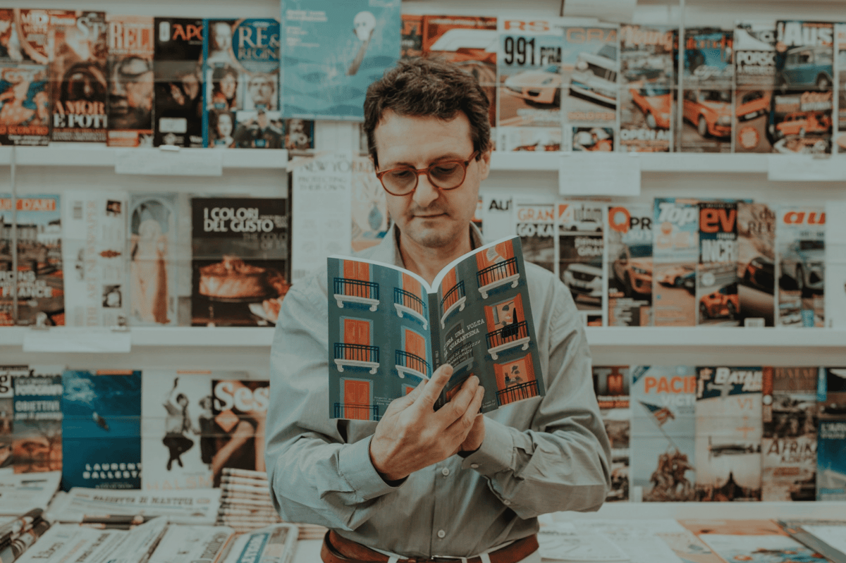 ilustrasi pria membaca buku (unsplash.com/Rhamely)