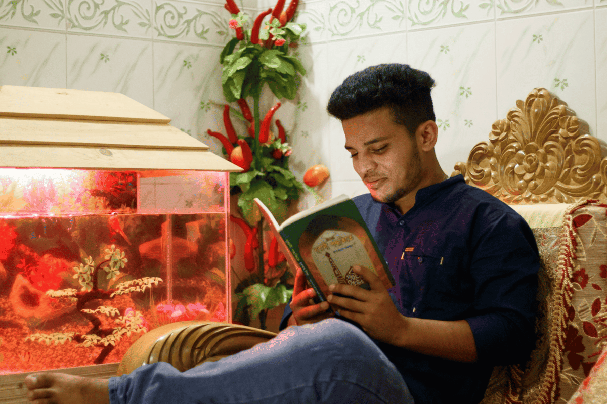 ilustrasi pria membaca buku (unsplash.com/Isfak Himu)