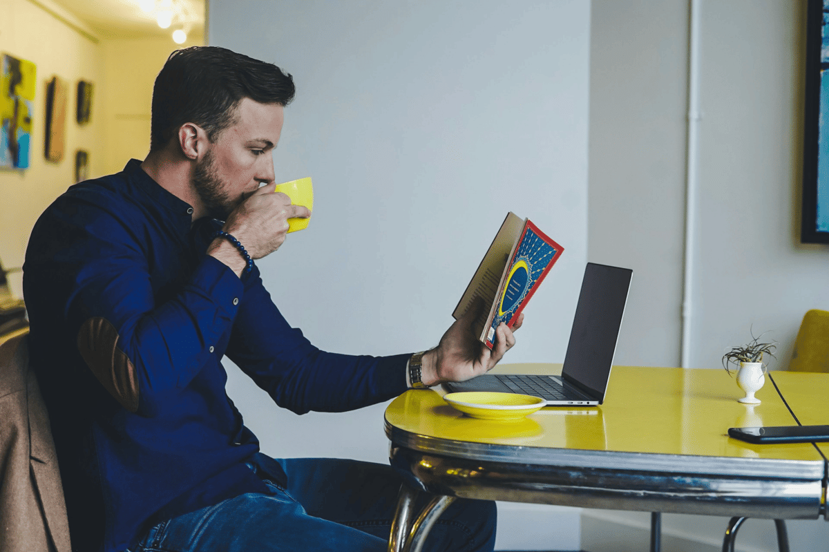 ilustrasi pria membaca buku (unsplash.com/lordmaui)