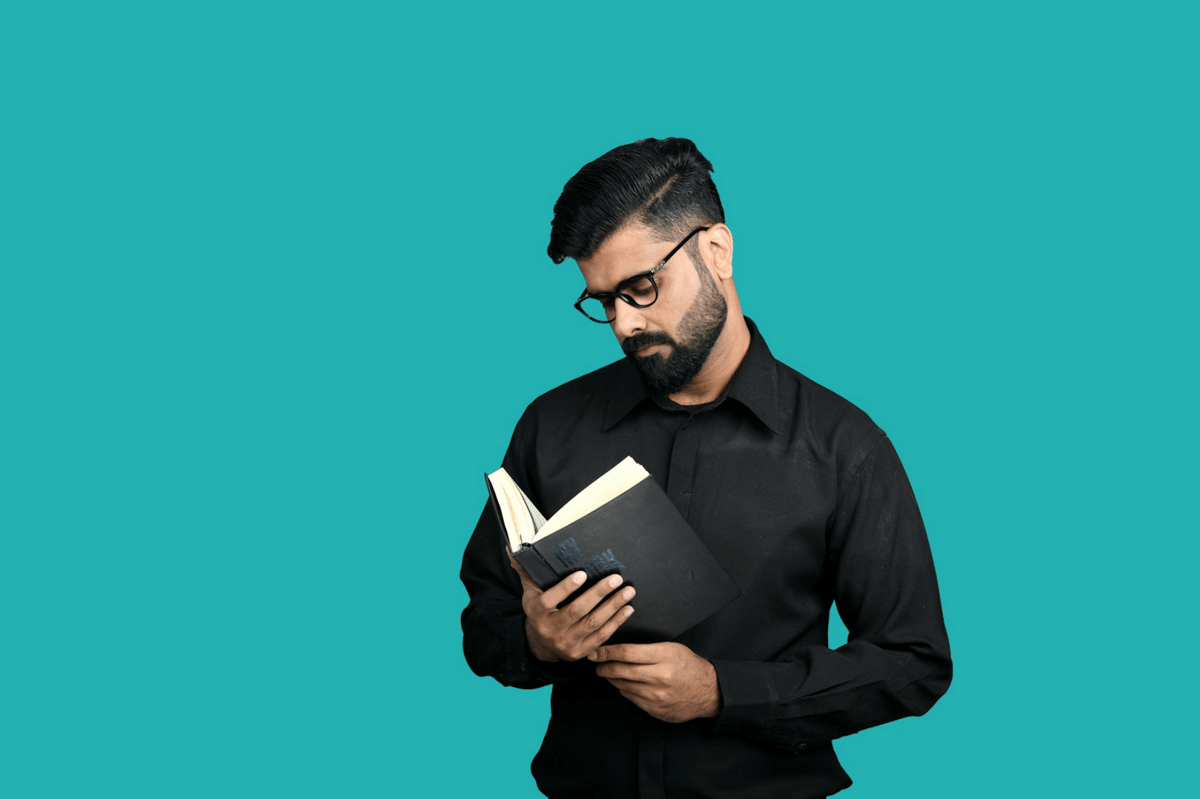 ilustrasi pria membaca buku (unsplash.com/Fotos)