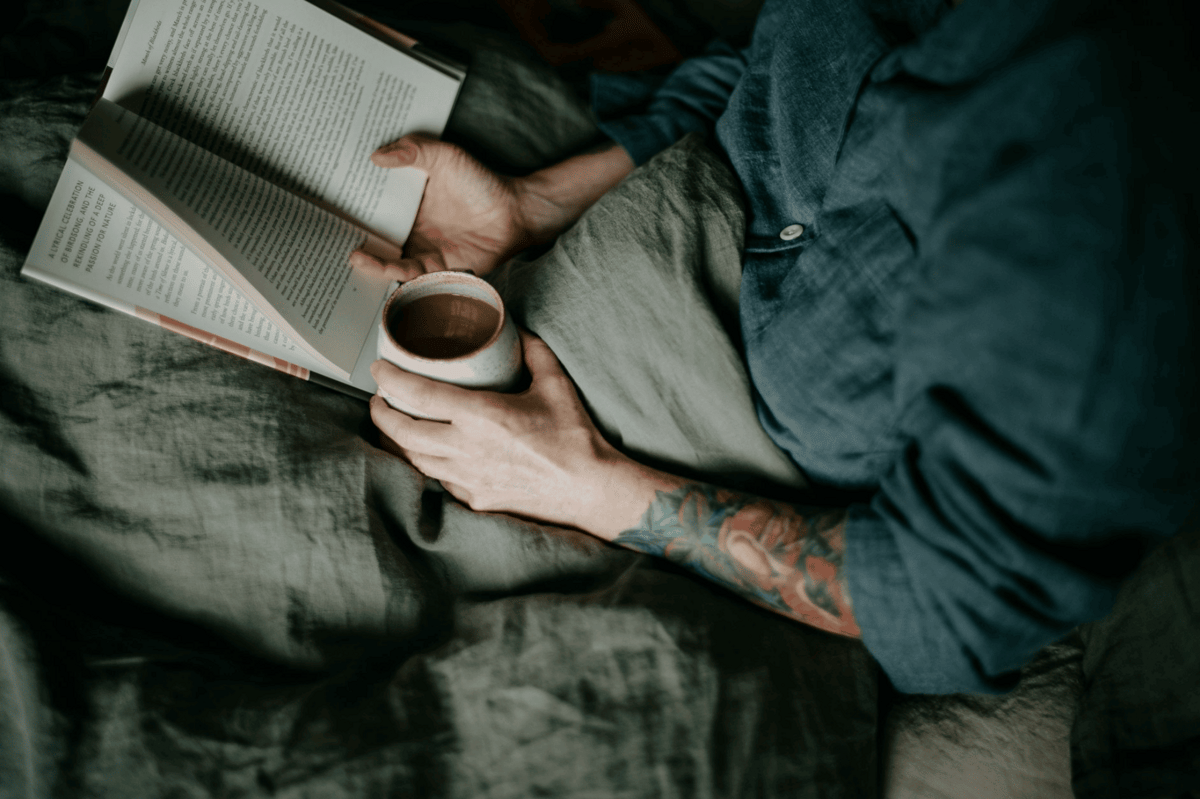 ilustrasi pria membaca buku (unsplash.com/anniespratt)