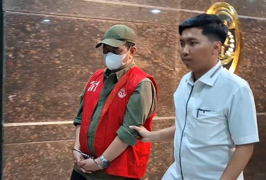 Kejati Sulsel menangkap seorang buronan kasus penipuan proyek pembangunan Kantor Kejari Makassar. (IDN Times/Darsil Yahya)