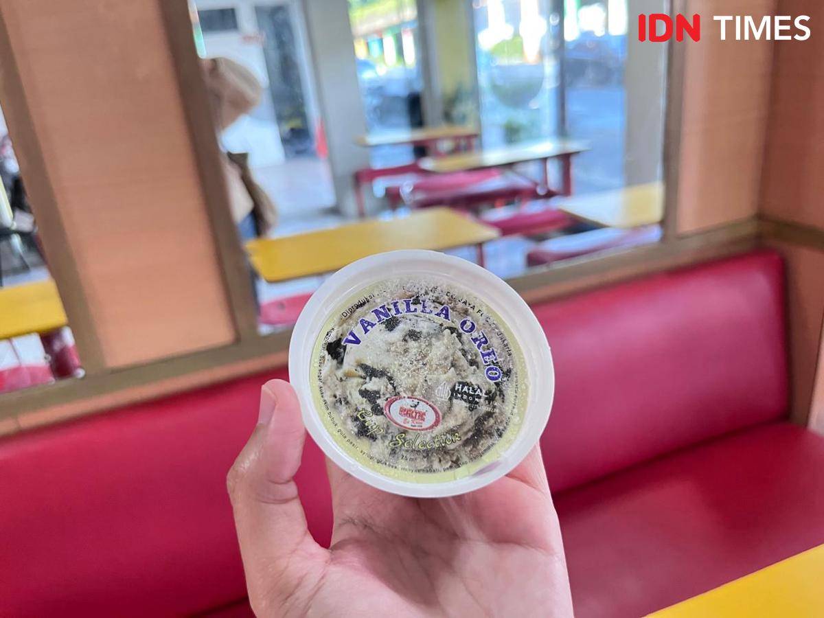 Potret es krim cup di toko Es Krim Baltic, Kwitang, Senen, Jakarta Pusat