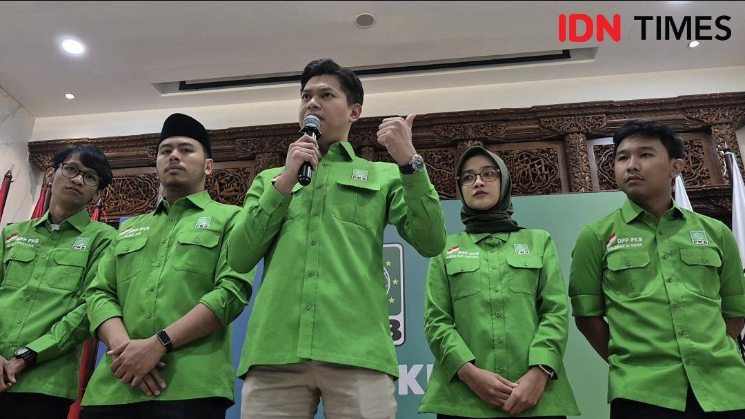 Wakil Ketua Harian DPP Partai Kebangkitan Bangsa (PKB), Riezal Ilham (tengah) ketika memberikan keterangan pers. (IDN Times/Santi Dewi)