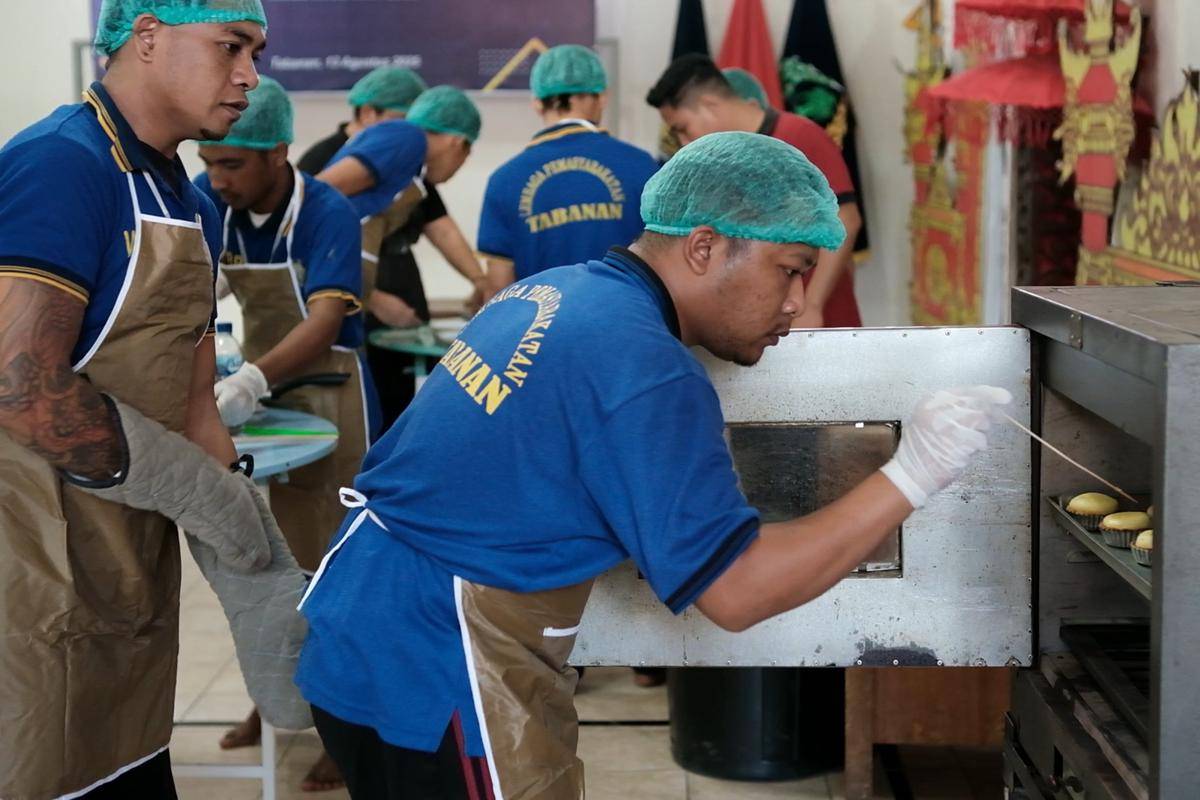 Pelatihan pembuatan kue pie susu sangkar emas di Lapas Tabanan
