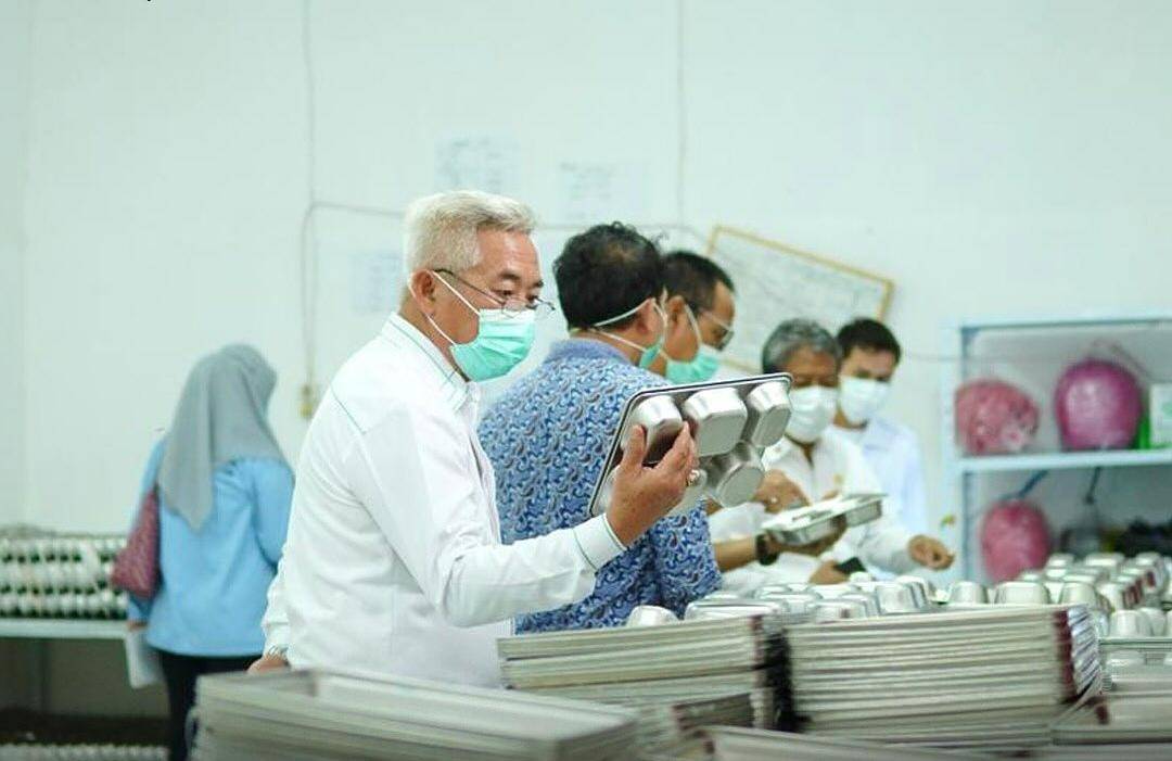 Sekda Kabupaten OKI, Asmar Wijaya saat melakukan sidak di dapur MBG. (Dok. Pemkab OKI)
