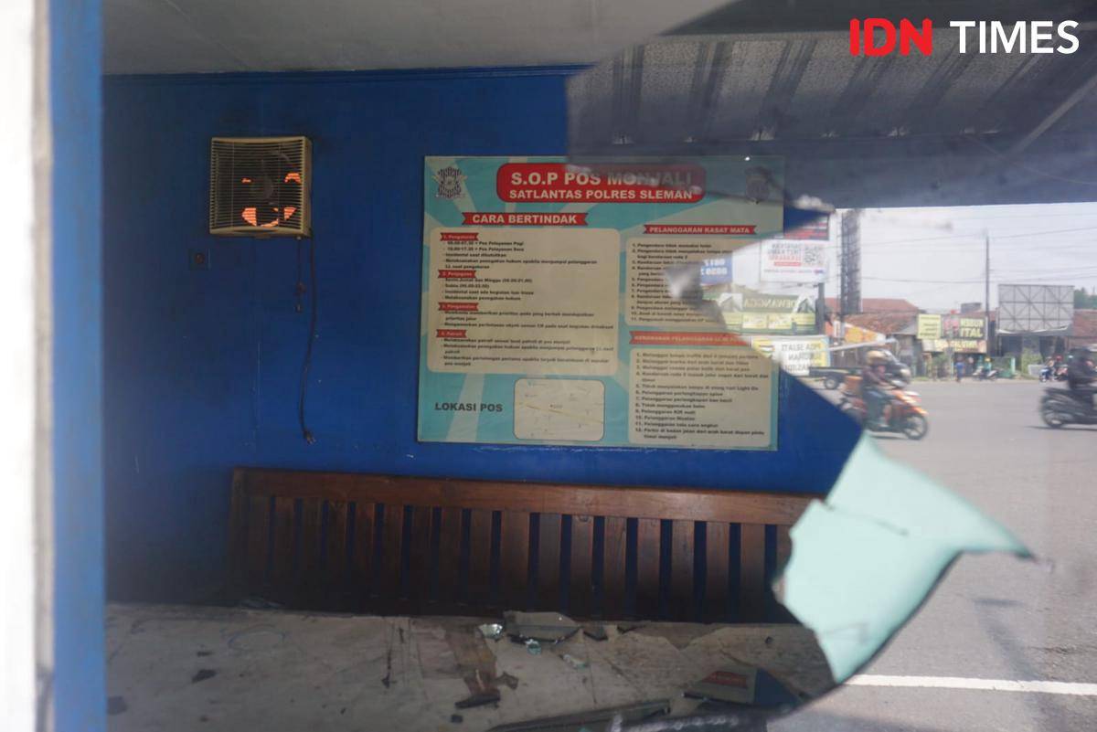 WhatsApp Image 2025-09-04 at 12.36.57.jpegPos polisi yang dirusak di Simpang Ring Road Monjali, Sleman.