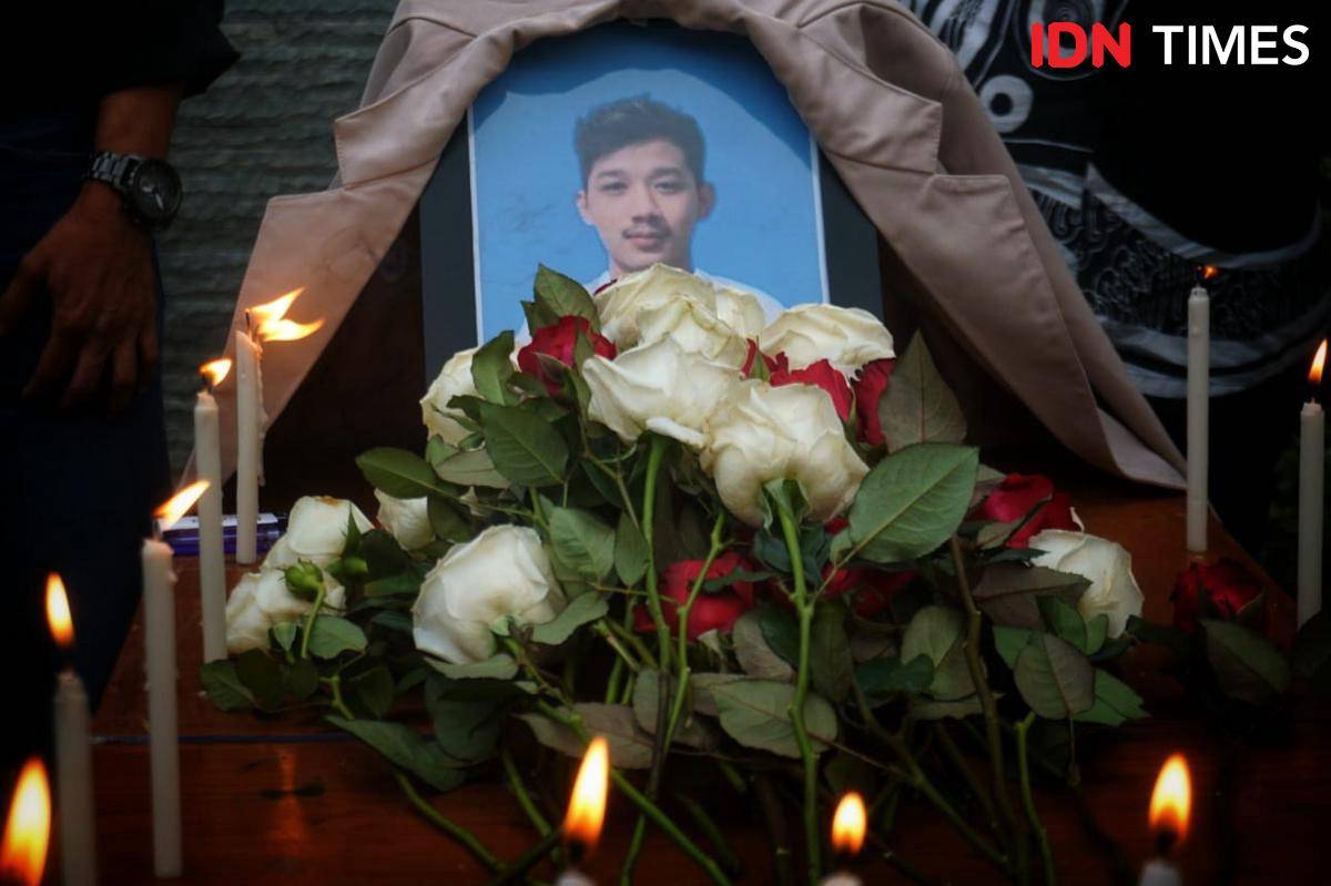 Doa bersama untuk almarhum Rheza Sendy Pratama di Amikom Yogyakarta.