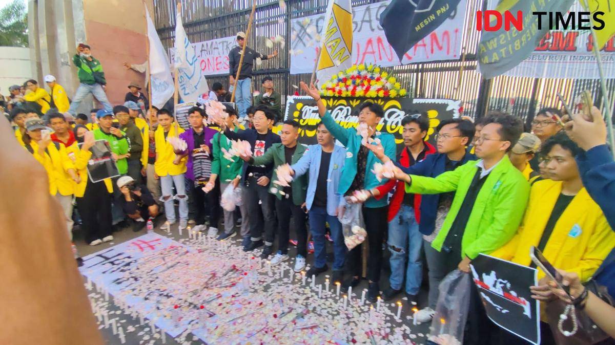 BEM SI gelar aksi teatrikal saat demo di gerbang utama Gedung DPR RI Jakarta Pusat pada Kamis (4/9/2025). (IDN Times/Yosafat Diva Bayu Wisesa)