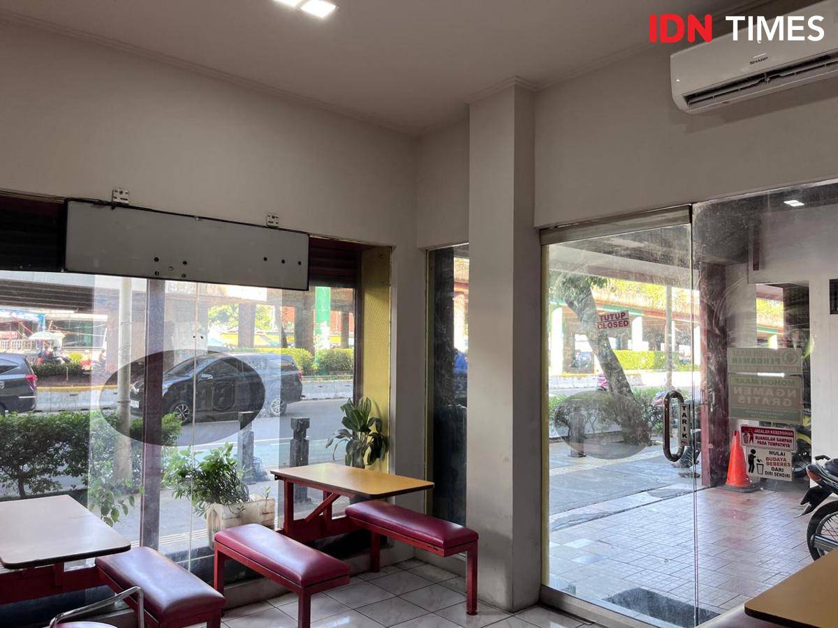 Potret bagian dalam Toko Es Krim Baltic, Kwitang, Senen, Jakarta Pusat