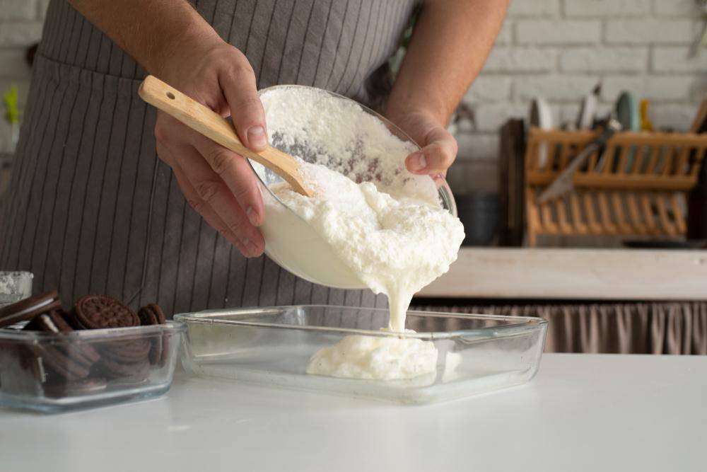 Potret orang menuangkan whipping cream
