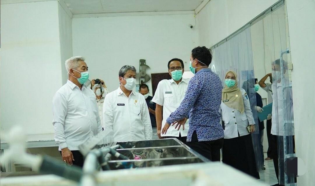 Sekda Kabupaten OKI, Asmar Wijaya saat melakukan sidak ke dapur MBG. (Dok. Pemkab OKI)