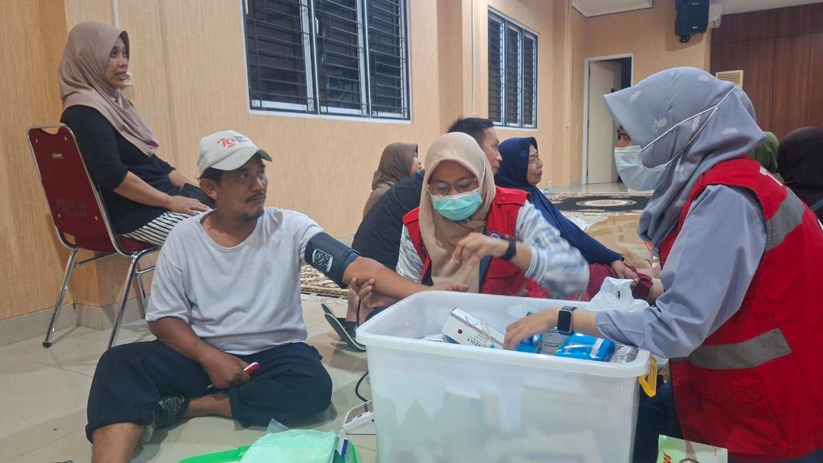 Tenaga medis memeriksa kesehatan korban kebakaran asrama Polisi 