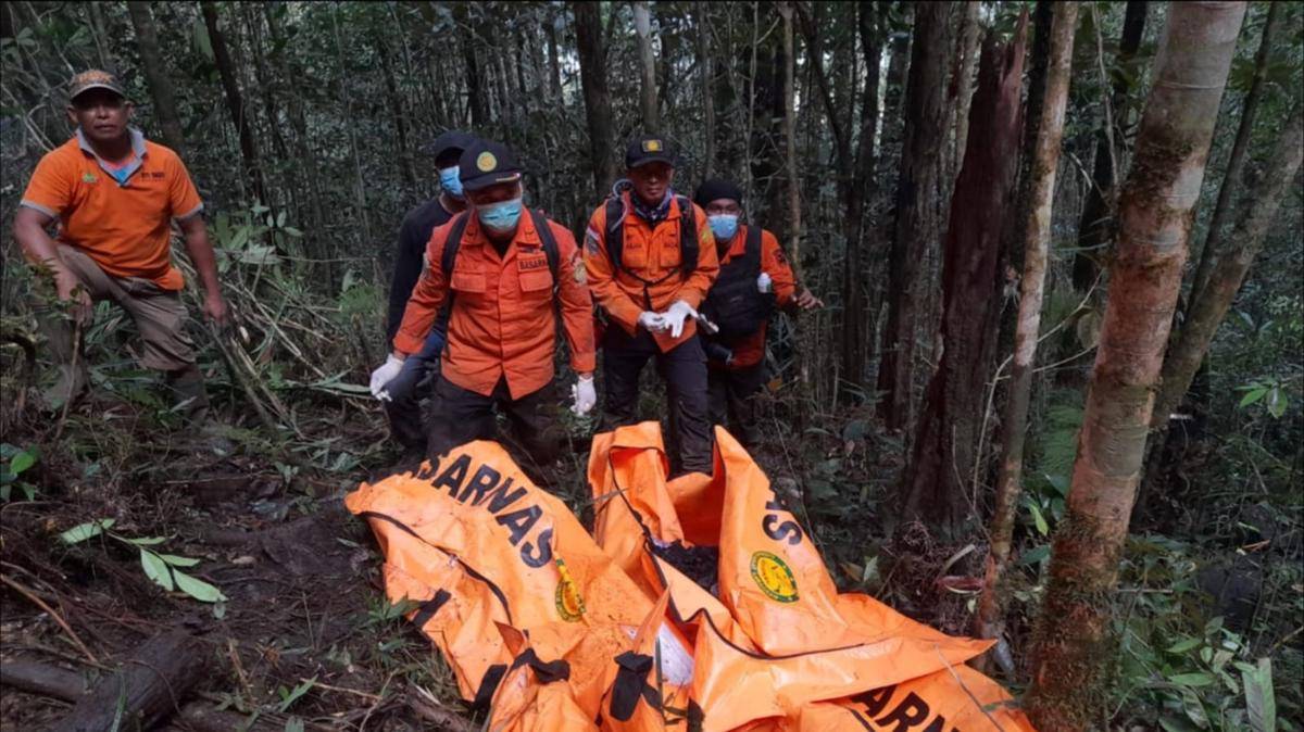 Tim SAR gabungan saat proses evakuasi korban helikopter jatuh di tengah hutan wilayah Mantewe, Kabupaten Tanah Bumbu, Kalsel, Kamis (4/9/2025). (Dok/Basarnas)