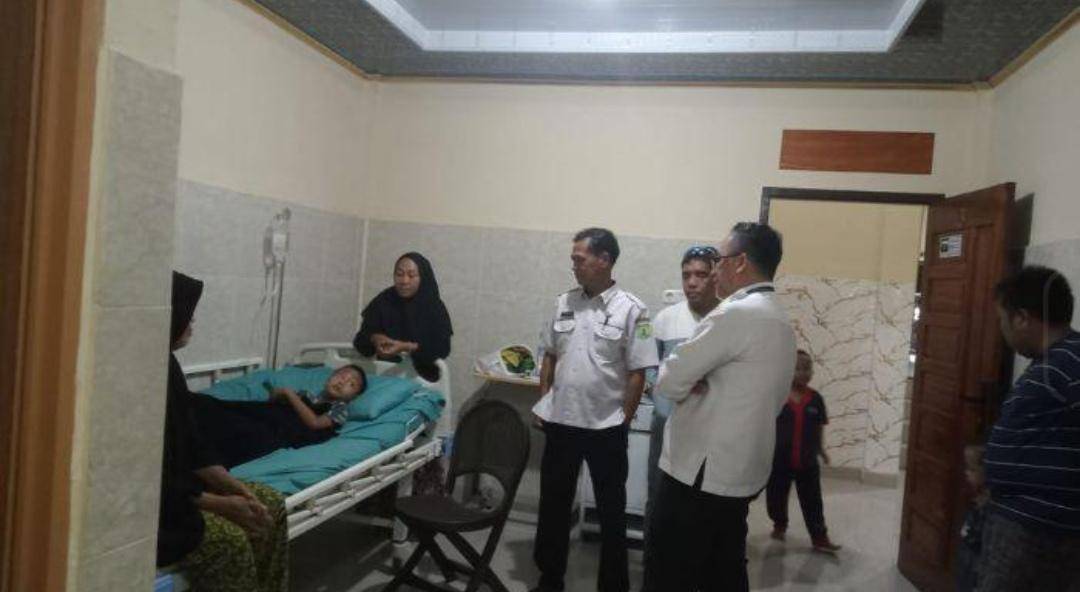 Tim Dinkes Muba saat menjenguk pasien anak diduga keracunan di Mangun Jaya Muba. (Dok. Istimewa)