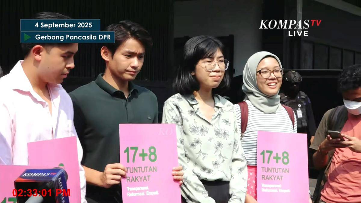 Artis demo di Gerbang Pancasila DPR