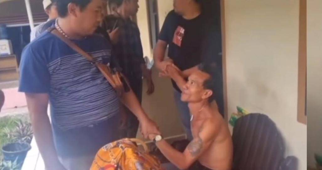 Pelaku penjagalan kucing saat ditangkap Saat Reskrim Polres Pagar Alam. (Dok. Polres Pagar Alam)