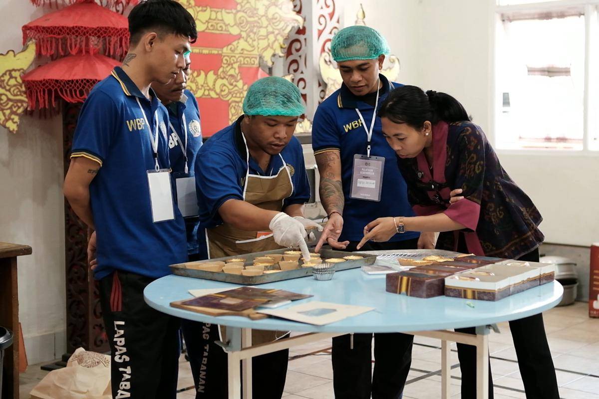 Pelatihan pembuatan kue pie susu sangkar emas di Lapas Tabanan