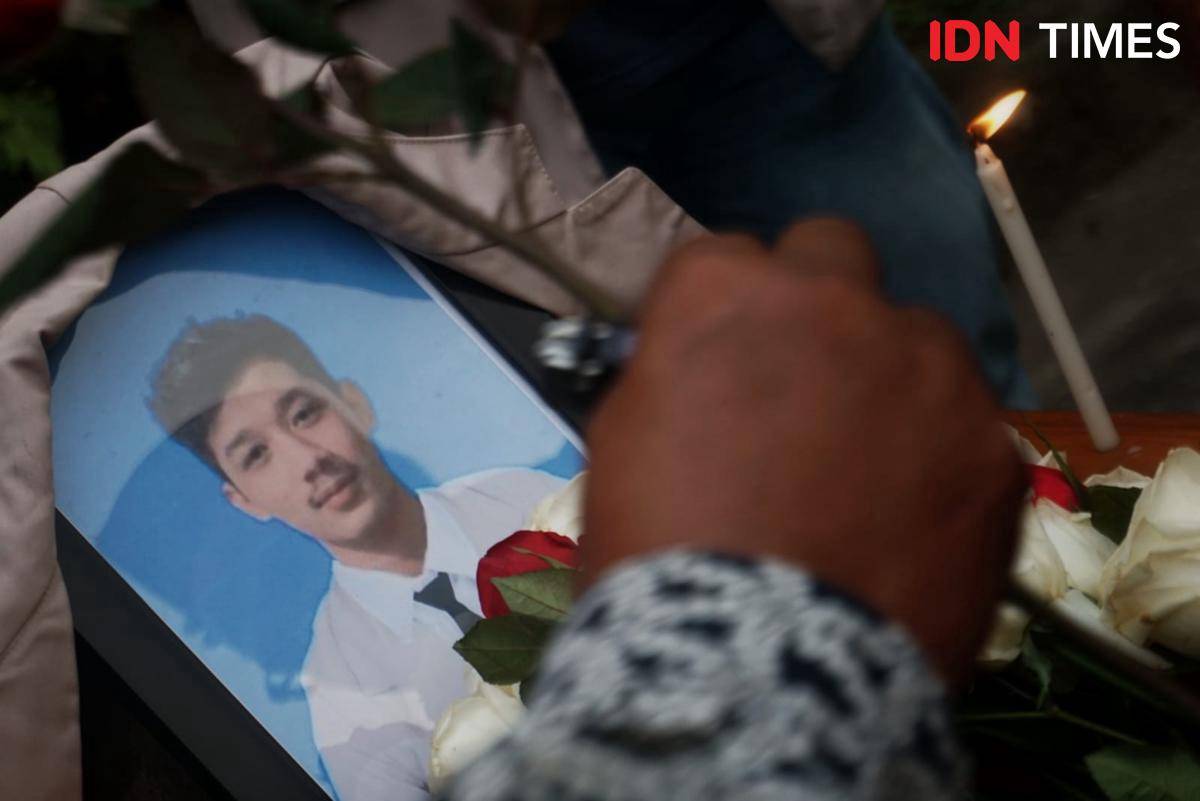 Doa bersama untuk almarhum Rheza Sendy Pratama di Amikom Yogyakarta.