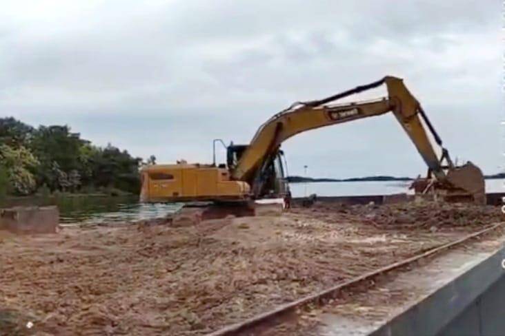Aktivitas dumping di Pulau Cicir, Kota Batam yang dianggap merusak ekosistem laut di wilayah tersebut (Dok: Akar Bhumi Indonesia)
