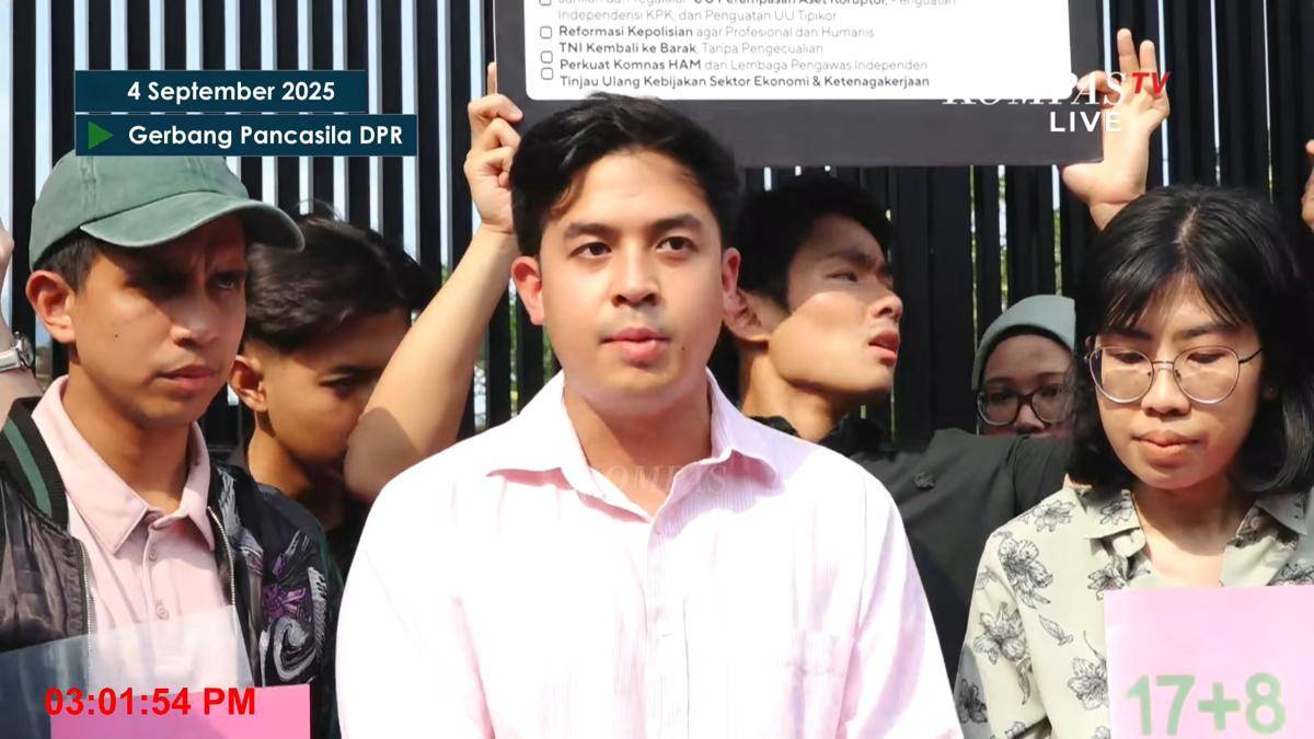 Artis demo di Gerbang Pancasila DPR