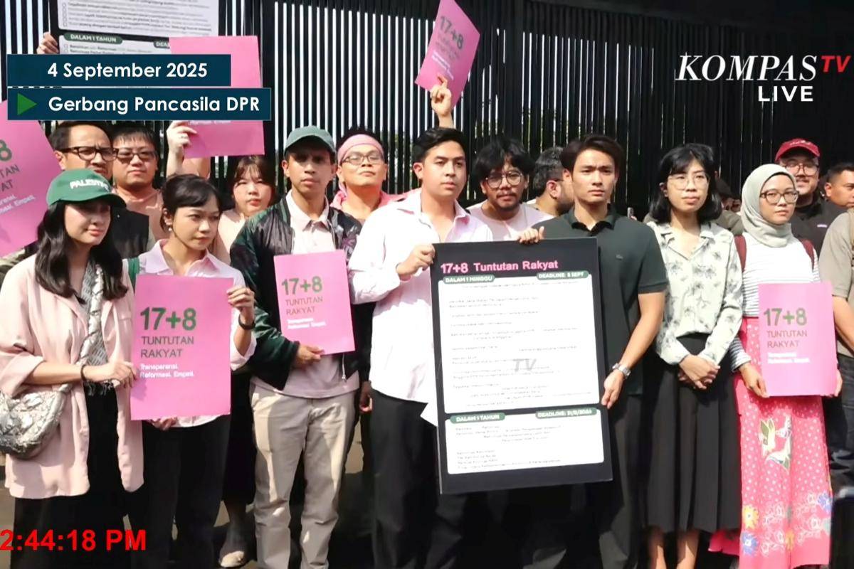 Artis demo di Gerbang Pancasila DPR