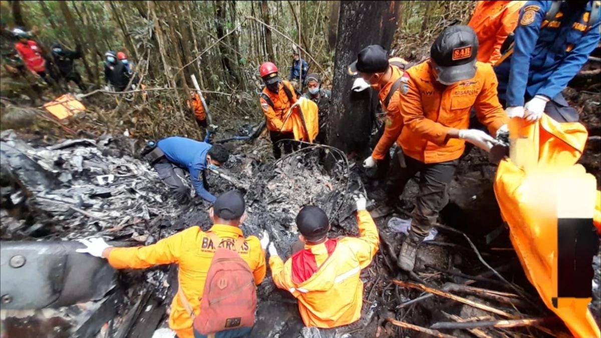 Tim SAR gabungan saat proses evakuasi korban helikopter jatuh di tengah hutan wilayah Mantewe, Kabupaten Tanah Bumbu, Kalsel. (Dok/Basarnas)