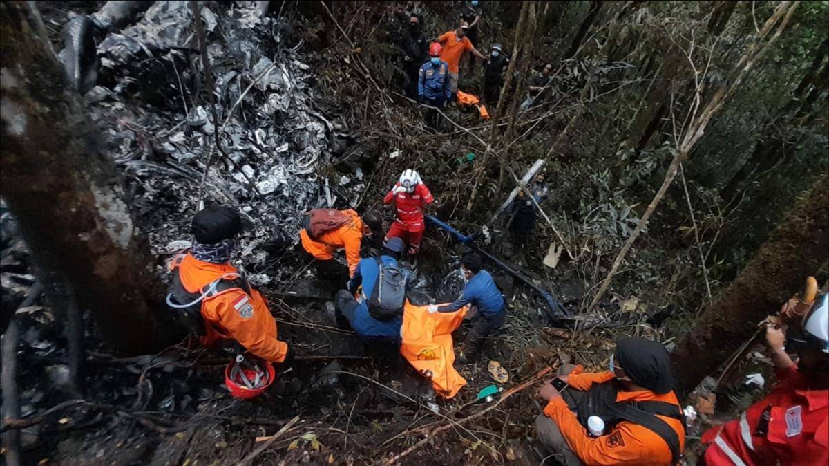 Tim SAR gabungan saat proses evakuasi korban helikopter jatuh di tengah hutan wilayah Mantewe, Kabupaten Tanah Bumbu, Kalsel, Kamis (4/9/2025). (Dok/Basarnas)