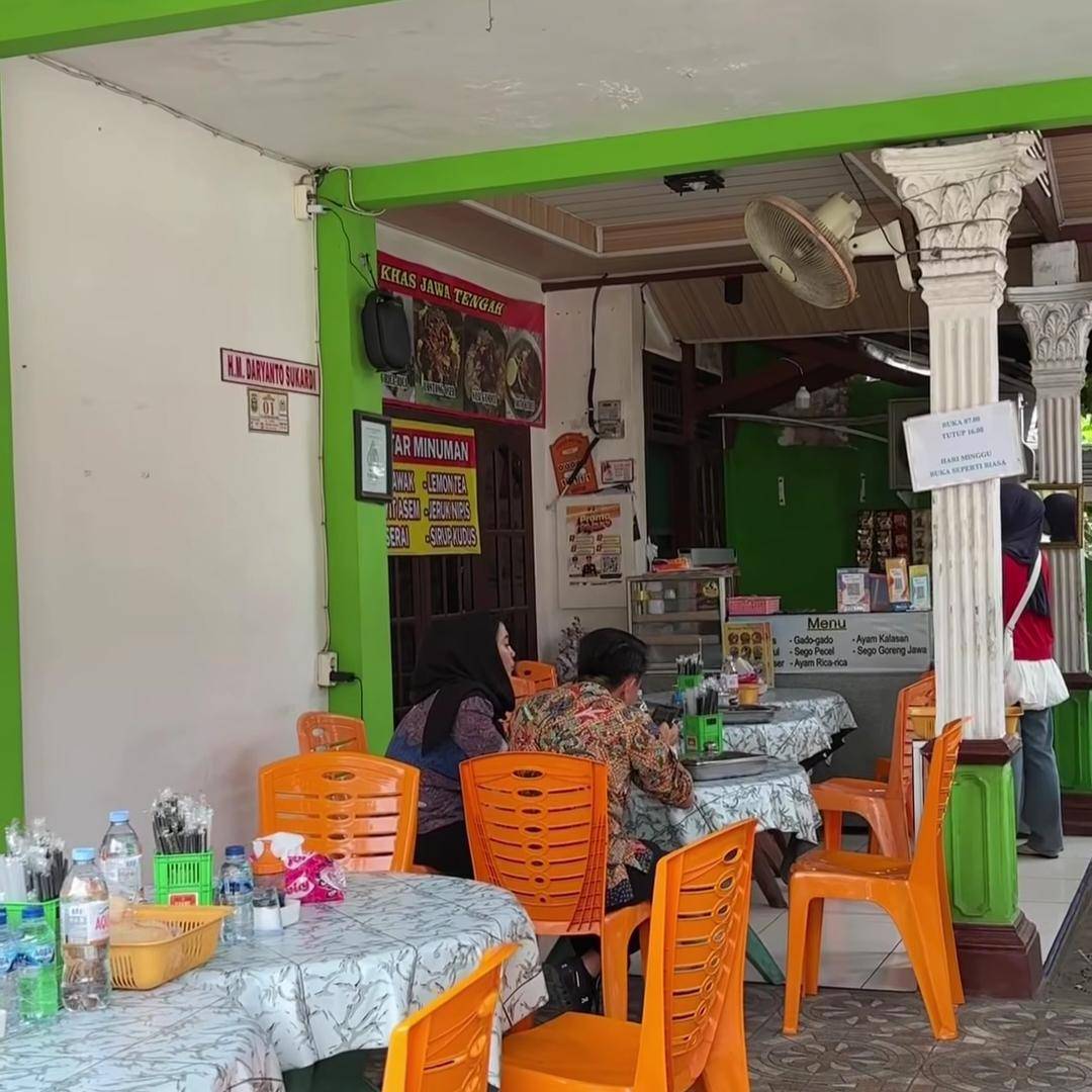 Soto Kudus dan Nasi Gandul Hj. Heny Pramuka