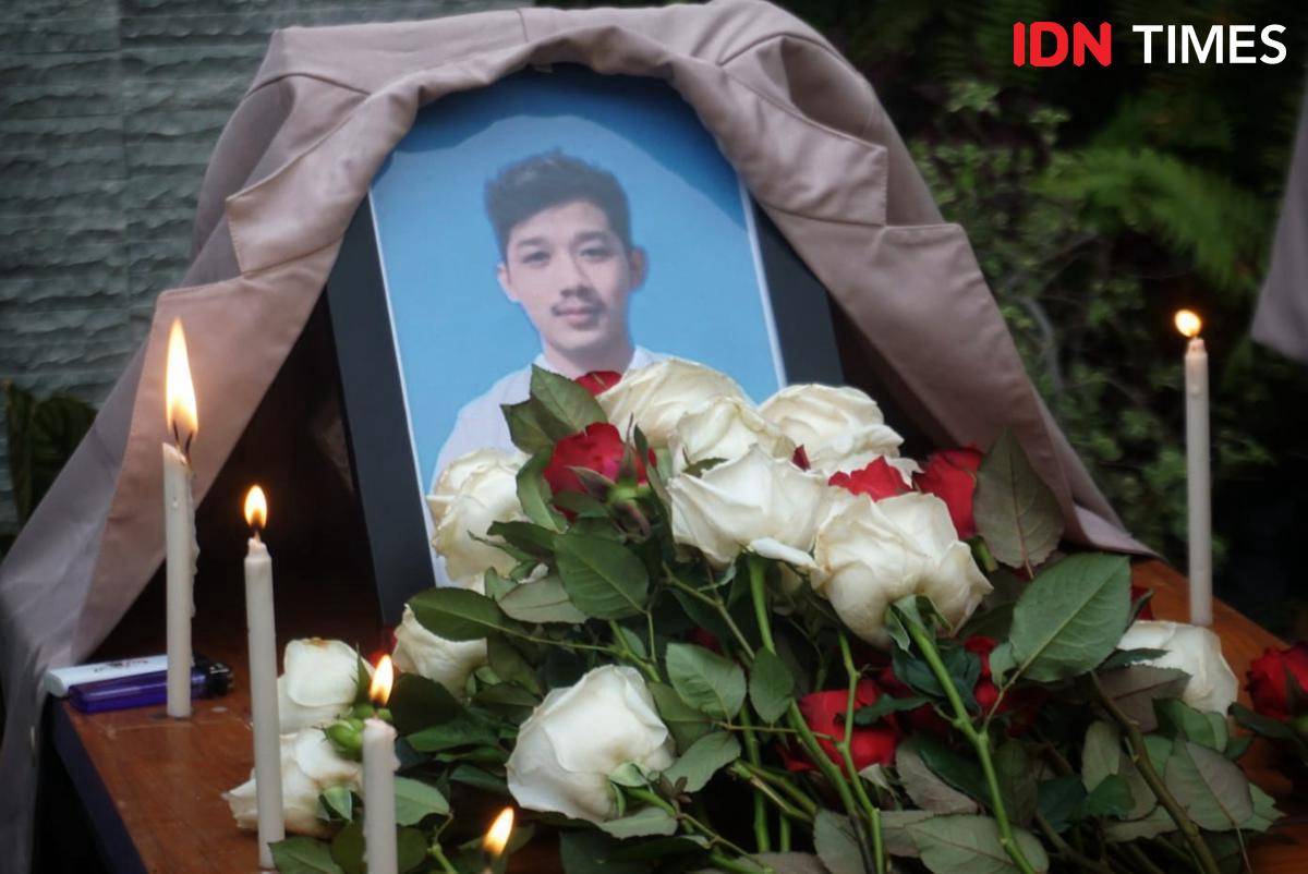 Doa bersama untuk almarhum Rheza Sendy Pratama di Amikom Yogyakarta.