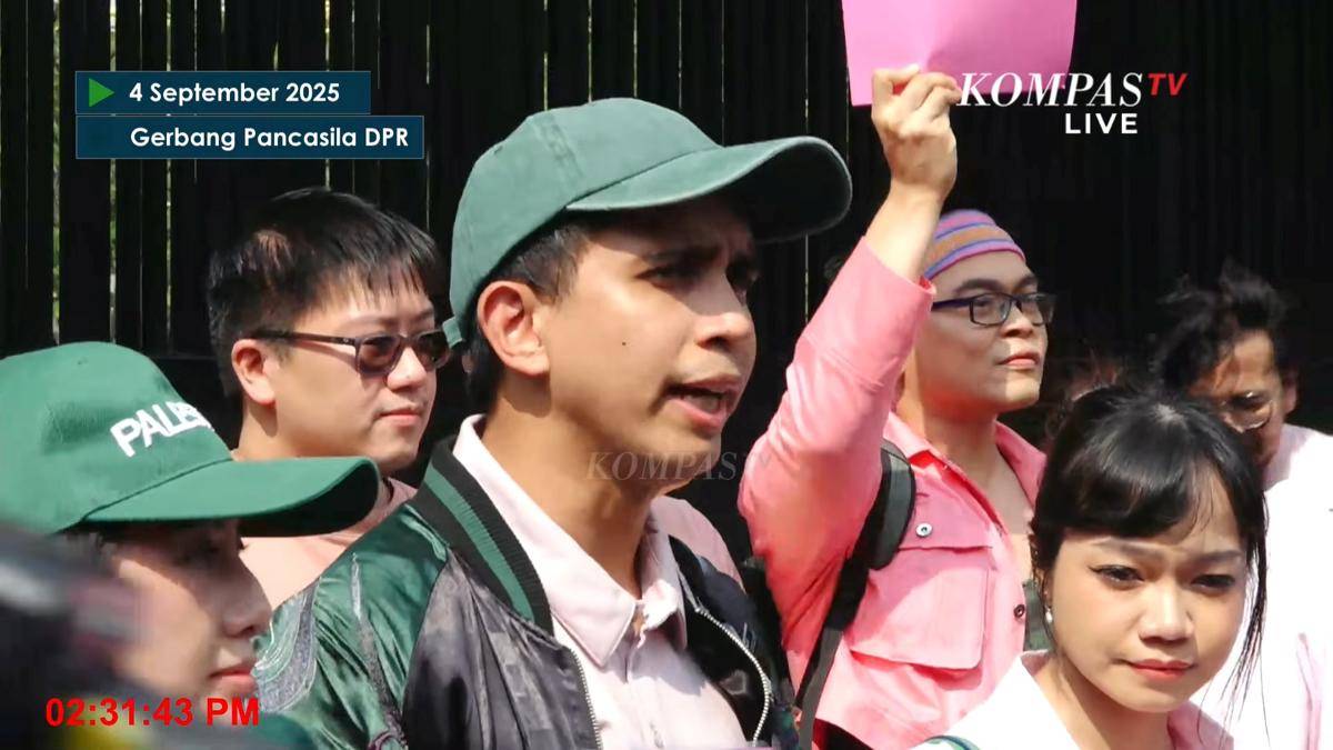 Artis demo di Gerbang Pancasila DPR