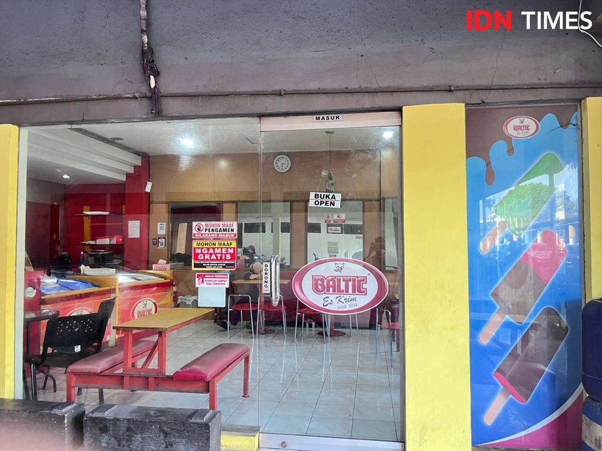 Potret bagian depan Toko Es Krim Baltic, Kwitang, Senen, Jakarta Pusat