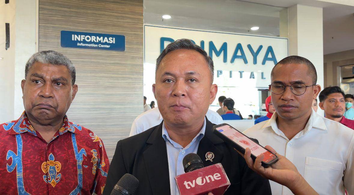Wakil Menteri Hak Asasi Manusia Mugiyanto, usai menjenguk Budi Haryadi, korban luka berat insiden pembakaran gedung DPRD Makassar, di ruang perawatan RS Primaya, Kamis (4/9/2025).