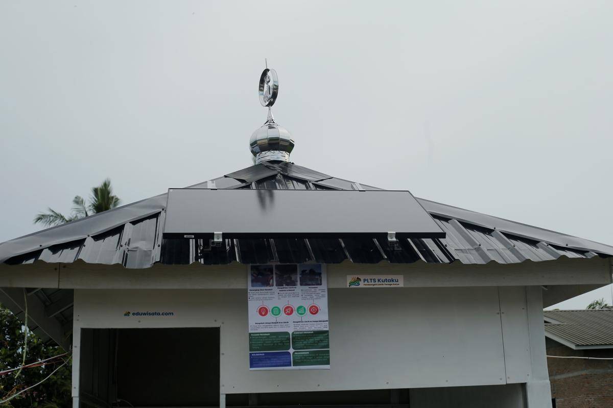 Salah satu PLTS di Kuta View, Batubara milik PT Inalum dan warga (IDN Times/Doni Hermawan)